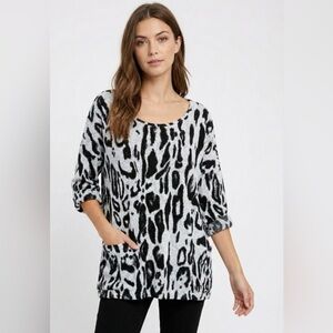 DANTELLE Animal Print Short Sleeve Lightweight Sweater Front Pockets Sz L